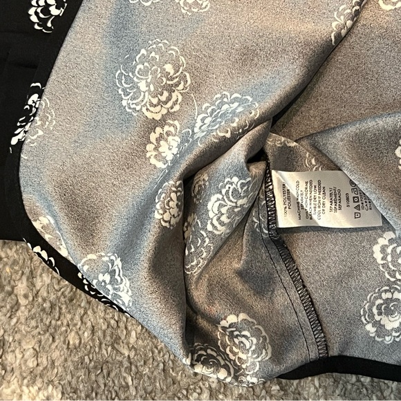 New With Tag Ann Taylor black and white daisy print blouse short sleeves - Picture 3 of 7